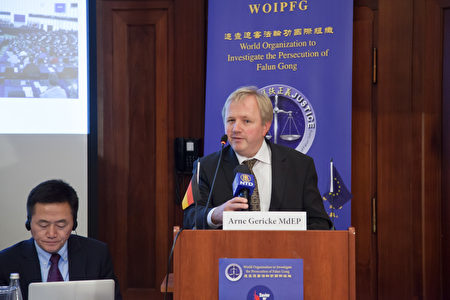 歐盟議員蓋立克參加2016年10月28日在柏林舉辦的反活摘國際論壇。（吉森／大紀元）